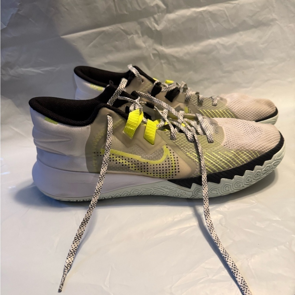 Nike Kyrie Flytrap White Volt size 13
